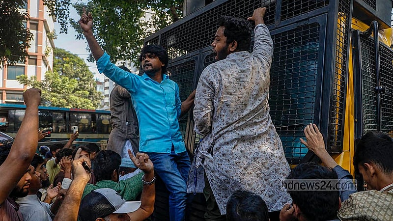 পুলিশের জলকামান ধানমন্ডি ৩২ নম্বরের দিকে এগোতে থাকলে সেটার ওপর উঠে পড়ে ছাত্রজনতা।