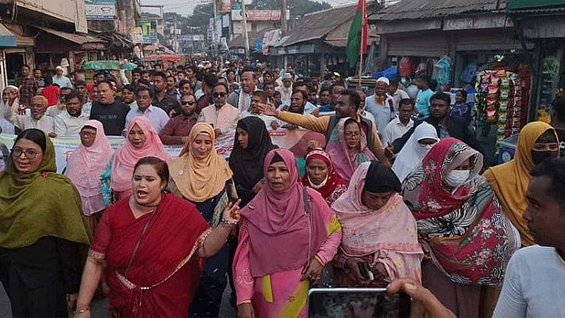 আড়াইহাজারে নারায়ণগঞ্জ-২ আসনে বিএনপি মনোনীত প্রার্থীর উপর অনাস্থার কথা জানিয়ে নেতাকর্মীদের মিছিল।