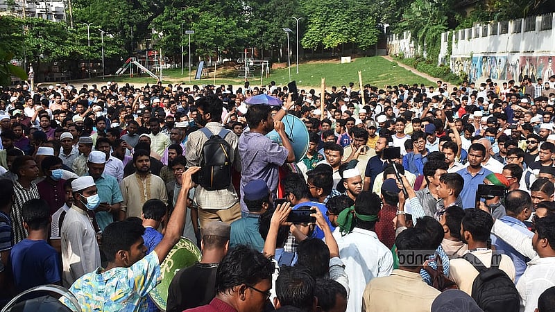 চট্টগ্রামে গায়েবানা জানাজায় দেওয়া হয় রাজনৈতিক স্লোগান।
