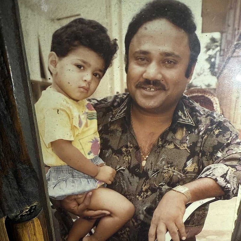 জসিমের সঙ্গে রাতুলের ছেলেবেলার ছবি দিয়ে আরেক ভাই রাহুল লিখেছেন, 'একসাথে থাকো'।