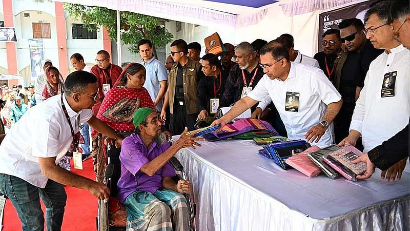 বিএনপির প্রতিষ্ঠাতা জিয়াউর রহমানের মৃত্যুবার্ষিকী উপলক্ষে শনিবার রাজধানীর মানিক মিয়া অ্যাভিনিউর টিঅ্যান্ডটি কলেজ মাঠে দুঃস্থদের মধ্যে বস্ত্র ও শুকনো খাবার বিতরণের কর্মসূচি শুরু করেন দলের চেয়ারম্যান, প্রধানমন্ত্রী তারেক রহমান। ছবি: পিআইডি