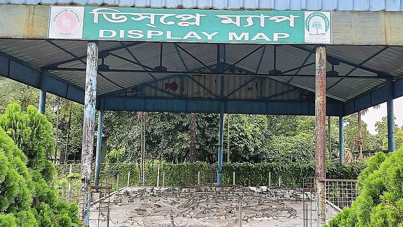 সাফারি পার্কটি থেকে মূল্যবান জিনিসপত্র লুটপাট করার পাশাপাশি তছনছ করা হয়েছে ডিসপ্লে বোর্ডটিও।