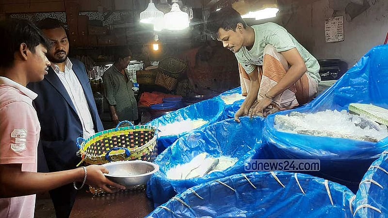 কারওয়ানবাজারের বিক্রেতারা জানিয়েছেন, উচ্চমূল্যের কারণে তারা ইলিশের নিয়মিত ক্রেতার হারিয়েছেন।  