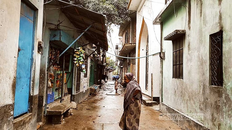ছোট ছোট গলি আর ঘিঞ্জি পরিবেশের কারণে এখানে অভিযান চালানোও খুব কঠিন বলে মনে করেন আইনশৃঙ্খলা বাহিনীর সদস্যরা। 