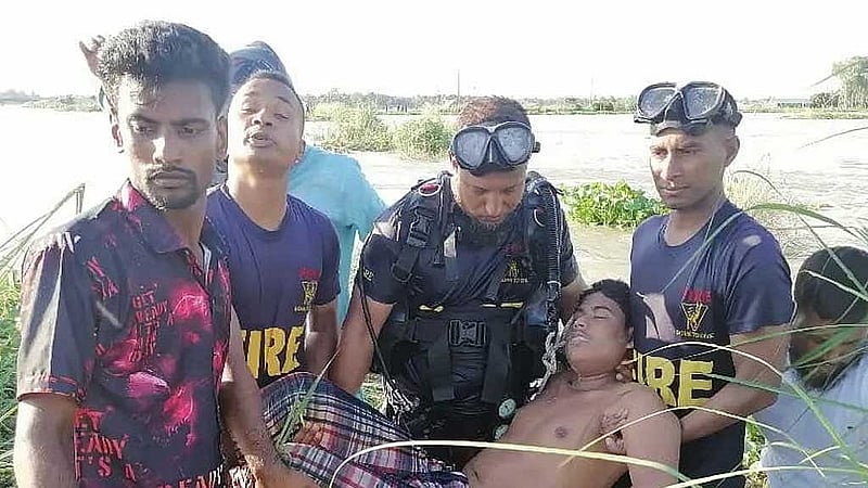 নিখোঁজের পরদিন সানির লাশ উদ্ধার করে ফায়ার সার্ভিস।
