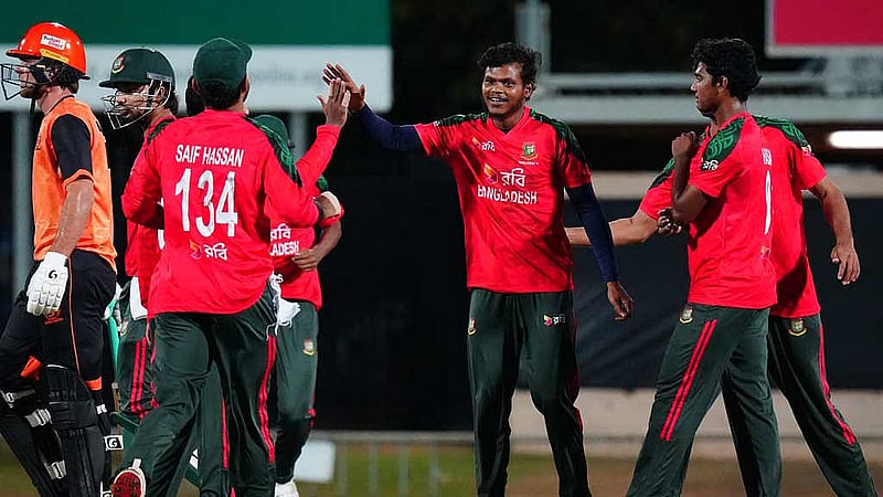 বাটে-বলে লড়াই করেছেন রকিবুল হাসান। ছবি: নর্দান টেরিটরি ক্রিকেট।