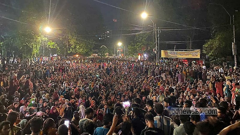 বৈষম্যবিরোধী ছাত্র আন্দোলনের সমন্বয়ক সারজিস আলম বলেছেন, ১ থেকে ১৫ জুলাই হলের পদধারী ছাত্রলীগ নেতারা সক্রিয়ভাবে আন্দোলন করায় অন্য ছেলেরাও এগিয়ে আসতে পেরেছেন। 