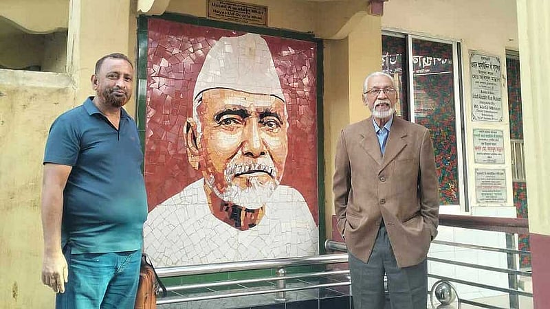 ওস্তাদ আলাউদ্দিন খাঁর ‍মুর‌্যালের সামনে শেখ সাদী খান