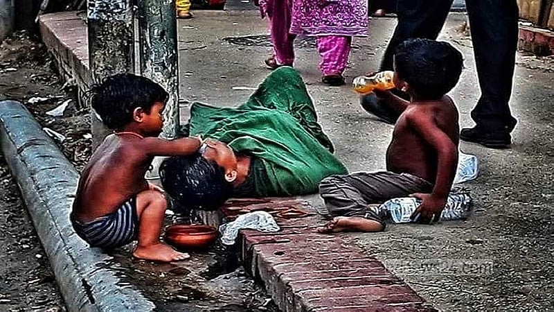 গণমাধ্যমে প্রকাশ হওয়া ঢাকার সড়কে আনছার আলীর স্ত্রীর মাথায় শিশু সন্তানদের পানি ঢালার ছবি।