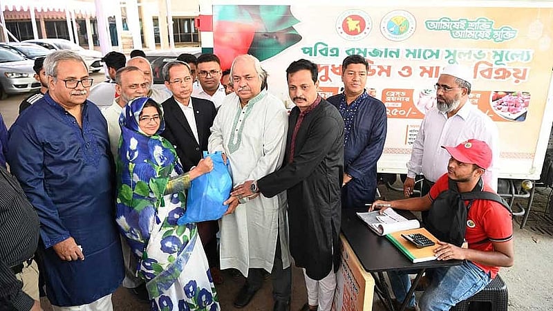 ঢাকার জাতীয় প্রেস ক্লাব চত্বরে শনিবার প্রেস ক্লাব সদস্যদের জন্য ‘সুলভ মূল্যে’ দুধ, ডিম ও মাংস বিক্রির কার্যক্রম শুরু হয়েছে।