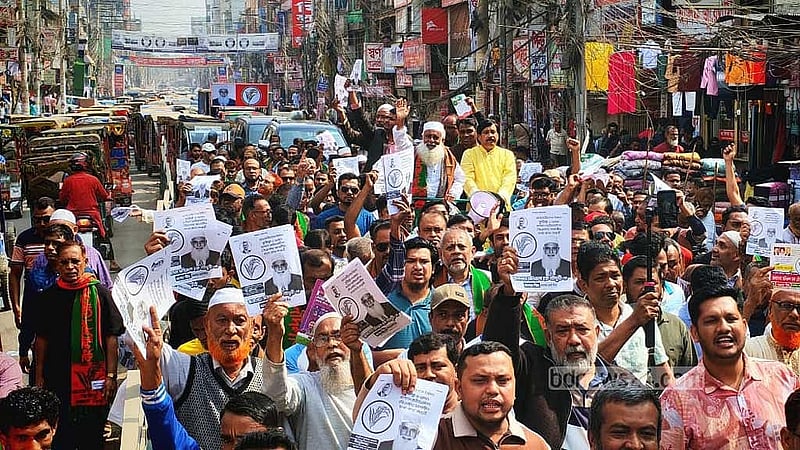কুমিল্লা-৬ আসনে বিএনপি প্রার্থী মনিরুল হক চৌধুরীর সঙ্গে প্রচারে দলের নেতাকর্মীরা।