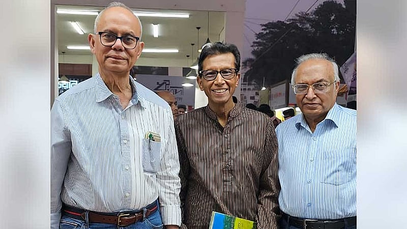 বইমেলায় তরুণদের মাঝে প্রবীণরাও আসছেন–  বাঁ দিক থেকে লেখক সালেহ উদ্দিন আহমেদ, বাসারাত আলী ও আবদুল লতিফ।