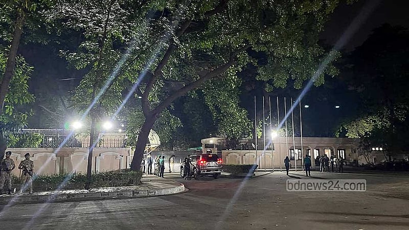 রাজধানীর মিন্টো রোডে প্রধান উপদেষ্টার বাসভবন যমুনায় শনিবার রাতে জরুরি ব্ঠৈকে বসবে উপদেষ্টা পরিষদ।