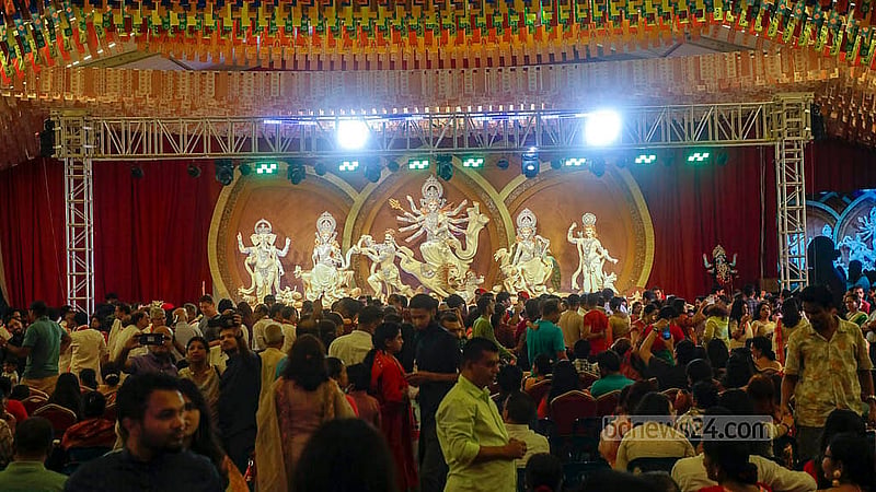 ঢাকার বনানী মণ্ডপে রোববার ষষ্ঠী পূজায় ছিল সনাতন ধর্মাবলম্বীদের ভিড়। ছবি: আব্দুল্লাহ আল মমীন