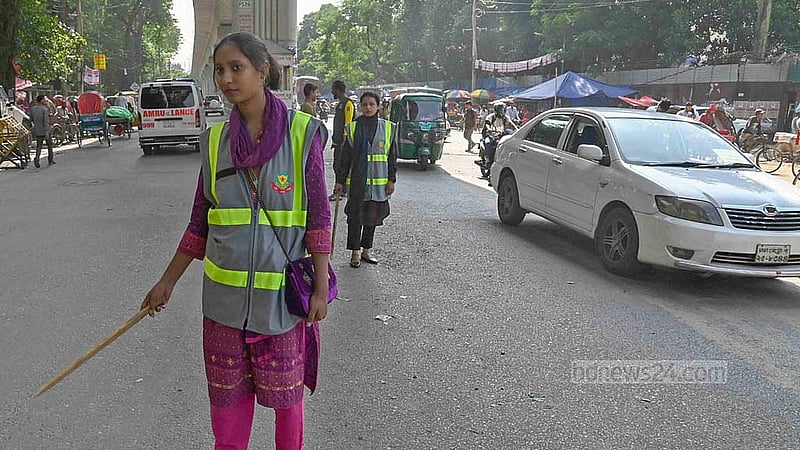 ট্রাফিক পুলিশের পাশাপাশি সড়কে শৃঙ্খলা রক্ষায় শিক্ষার্থীদের তৎপরতা নিয়ে ভালো-মন্দ দুই ধরনের অভিজ্ঞতার কথাই জানা যাচ্ছে। 