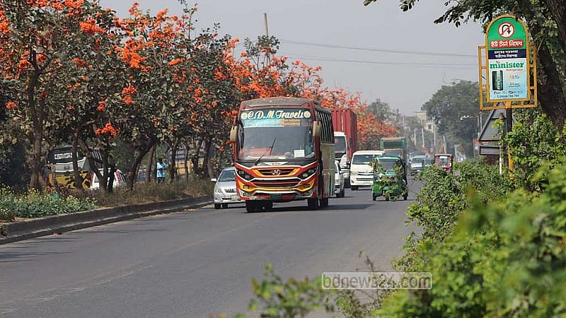 পলাশ ফুলের এমন মোহনীয় রূপ দেখতে দূর-দূরান্ত থেকে অনেকেই আসেন।