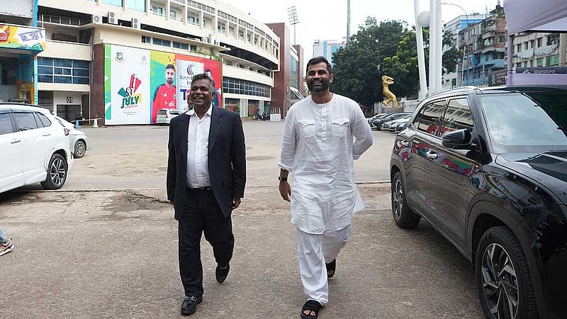 বিসিবি সভাপতি আমিনুল ইসলাম ও সাবেক অধিনায়ক তামিম ইকবাল ভোট দিতে এলেন একসঙ্গে। ছবি: বিসিবি।