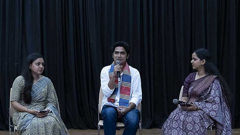 আসিফ মোসাদ্দেকের সৌজন্যে