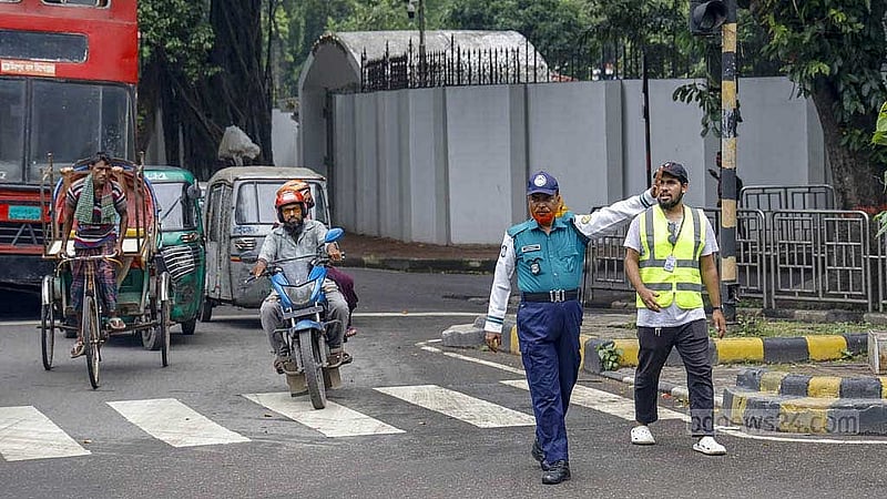 সোমবার রাস্তায় ট্রাফিক পুলিশ নামলে তাদের সঙ্গে শিক্ষার্থীদেরও দেখা যায়। এদিন দুপুরে ঢাকার কাকরাইল মোড়ে তারা একসঙ্গে যান চলাচল নিয়ন্ত্রণ করেন। ছবি: মাহমুদ জামান অভি