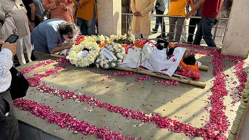 যশোর রোডের সেই দীর্ঘ মিছিল আর শরণার্থীদের কান্নার সাক্ষী রঘু রাইয়ের শেষকৃত্য হয় রোববার দিল্লির লোধি রোড শ্মশানে। ছবি: নাইমুজ্জামান প্রিন্স