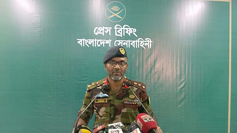 সংবাদ সম্মেলনে মিলিটারি অপারেশনস ডাইরেক্টরেটের কর্নেল স্টাফ ইন্তেখাব হায়দার খান।