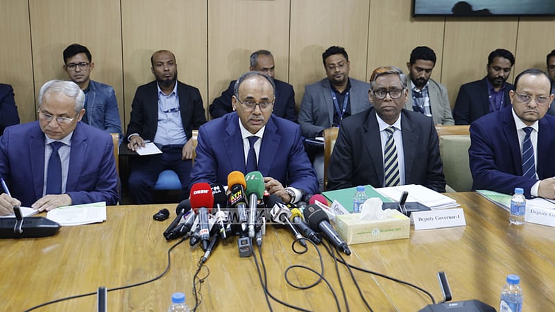 বাংলাদেশ ব্যাংকের মিলনায়তনে সংবাদ সম্মেলন করে গত ১৭ জানুয়ারি গভর্নর আব্দুর রউফ তালুকদার সবশেষ মুদ্রানীতি ঘোষণা করেছিলেন।