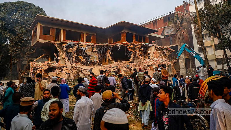 জুলাই অভ্যুত্থানে ‘বঙ্গবন্ধুর বাংলায়, বৈষম্যের ঠাঁই নাই’ স্লোগান দেওয়া তরুণদের একাংশ উৎসব করে দেশের স্বাধীনতার মহানায়কের ৩২ নম্বর দফাদফায় গুঁড়িয়ে দিয়েছে।