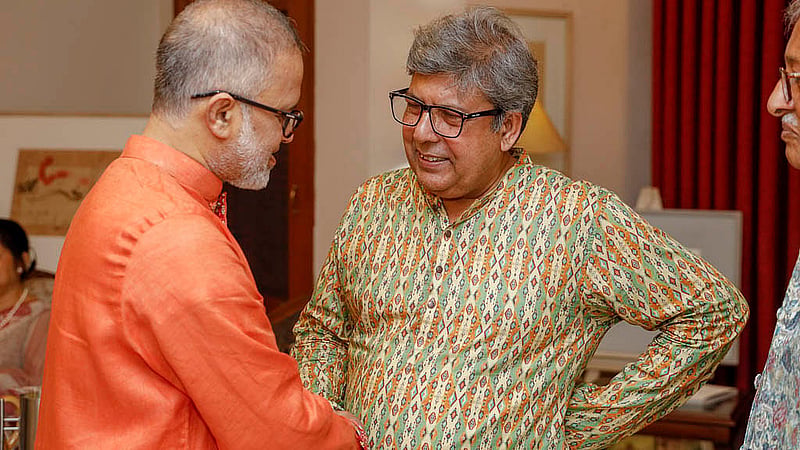 বিডিনিউজ টোয়েন্টিফোর ডটকমের প্রধান সম্পাদক তৌফিক ইমরোজ খালিদীর সঙ্গে চিত্রশিল্পী রশীদ আমিন
