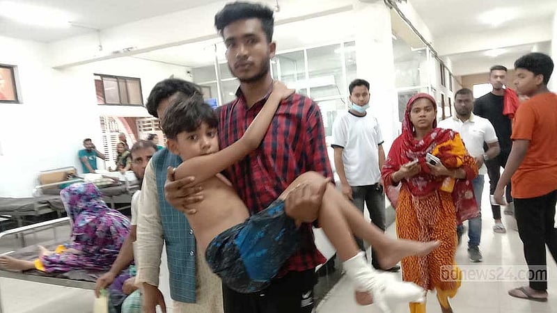 জরুরি বিভাগে সেবা বন্ধ হয়ে যাওয়ায় বিপাকে পড়েন অনেকে।