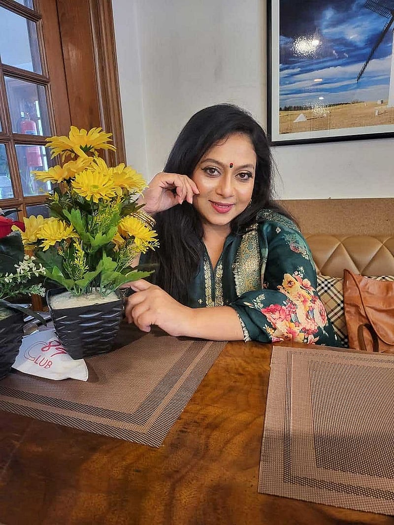 ফুলদাতার নাম পরিচয় জানার কোনো চেষ্টা করেননি মন্তব্য করে শাবনূর বলেছেন, এই ব্যাপারটি তিনি অনেক পছন্দ করেন। 