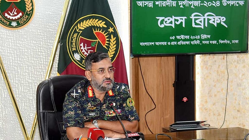 দুর্গাপূজা নিয়ে শুক্রবার সাংবাদিকদেরকে ব্রিফ করেন আনসার-ভিডিপির মহাপরিচালক মেজর জেনারেল আবদুল মোতালেব সাজ্জাদ মাহমুদ।