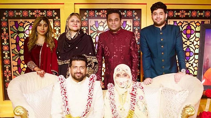 সন্তানদের সঙ্গে এমন আর হাসিমুখে দেখা যাবে রহমান-সায়রাকে? ছবি: আনন্দবাজার 