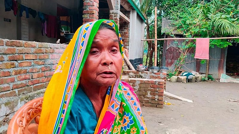 মালেকা খাতুনের ঠাঁই হয়েছে সীমান্তের এক বাংলাদেশি পরিবারে। ছবি: আলাহি শাহরিয়ার নাজিম/বিবিসি