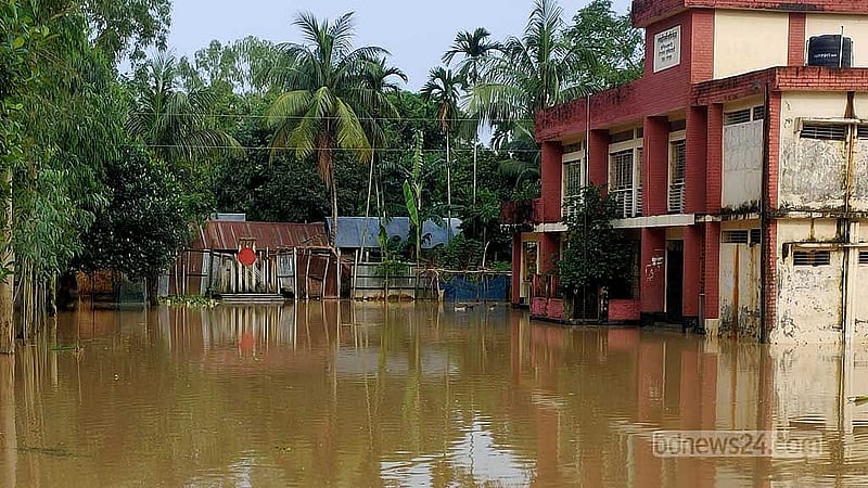 বন্যার পানিতে ডুবে আছে শেরপুরের নালিতাবাড়ীর গাগলাজানি সরকারি প্রাথমিক বিদ্যালয়।