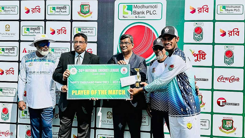 সবশেষ অনূর্ধ্ব-১৯ বিশ্বকাপে খেলা মোহাম্মদ রিজওয়ান প্রথম শ্রেণির ক্রিকেটে অভিষেকেই ম্যাচ সেরা হলেন।