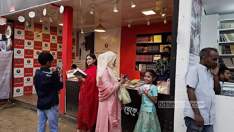 বই নয়, বইমেলার স্মৃতি হবে ছবি।