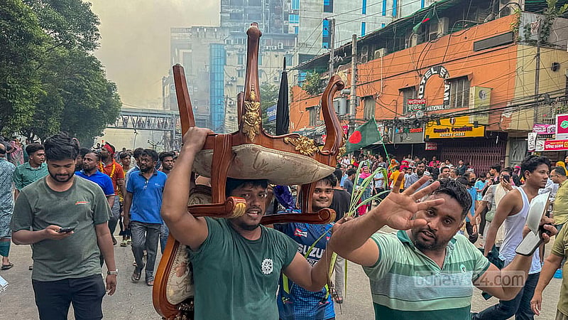 শেখ হাসিনার পতনে উল্লাসের মধ্যে গণভবনে চলে উৎসবের আমেজে লুটপাট। ছবি: মোস্তাফিজুর রহমান
