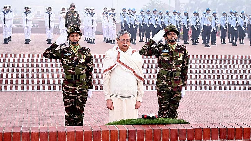 রাষ্ট্রপতি মো. সাহাবুদ্দিন সোমবার বিজয় দিবসের সকালে জাতীয় স্মৃতিসৌধে শ্রদ্ধা নিবেদন করেন।
