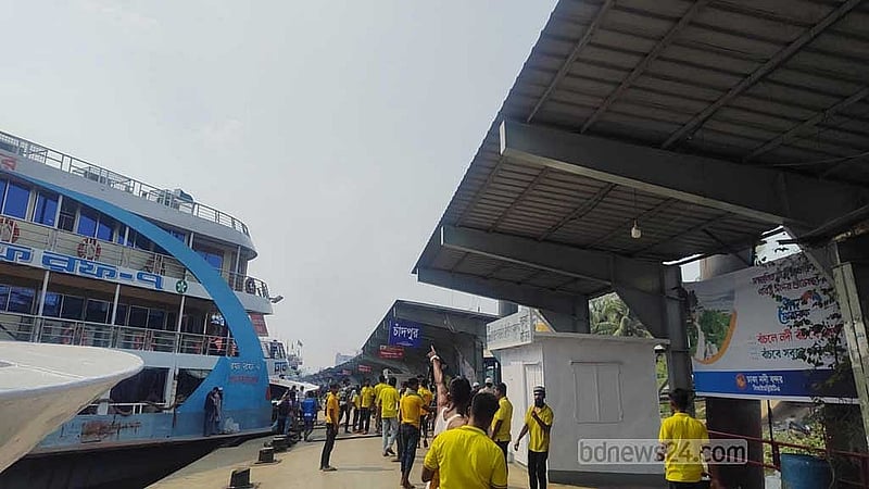 ঈদে ঘরমুখো যাত্রীদের মালামাল লঞ্চে তুলে দিতে প্রস্তুত কুলিরা।