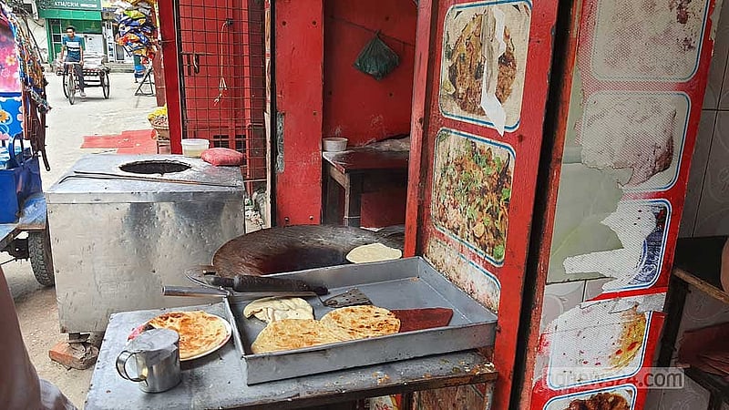 বাসায় রান্না করতে না পারায় ক্রেতা বেড়েছে পাড়া মহল্লার খাবারের দোকানে।