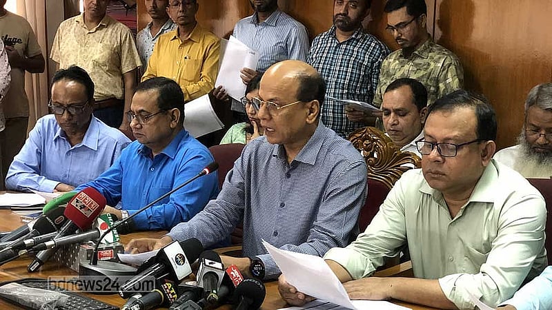 ঢাকায় এইচএসসির ফল প্রকাশের ব্রিফিংয়ে আন্তঃশিক্ষা বোর্ড সমন্বয় কমিটির সভাপতি অধ্যাপক তপন কুমার সরকার।