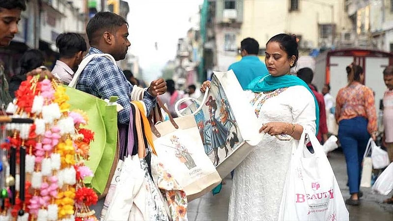 যুক্তরাষ্ট্রের বাড়তি শুল্কের কারণে ভারতের রপ্তানির ওপর চাপ পড়েছে। শুল্ক ছাড়ের কারণে অভ্যন্তরীণ বাজারে বিক্রি বৃদ্ধির আশা তৈরি হয়েছে।