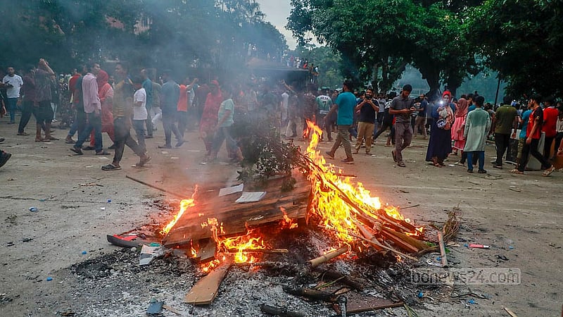শুধু জিনিসপত্র নিয়ে ক্ষান্ত হননি, গণভবনের ভেতরের জিনিসপত্রে আগুনও দেন বিক্ষুব্ধরা। ছবি: মোস্তাফিজুর রহমান
