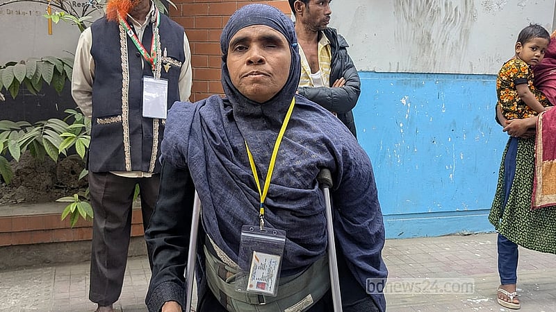 ক্রাচে ভর দিয়ে বনানী মডেল স্কুল কেন্দ্রে ভোট দিতে আসেন মোসাম্মৎ বকুল।