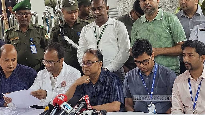 মাইলস্টোনের ঘটনায় বার্ন ইনস্টিটিউটে চিকিৎসাধীনদের হালনাগাদ তথ্য শুক্রবার সংবাদ সম্মেলনে তুলে ধরেন প্রতিষ্ঠানটির পরিচালক অধ্যাপক মোহাম্মদ নাসির উদ্দীন।