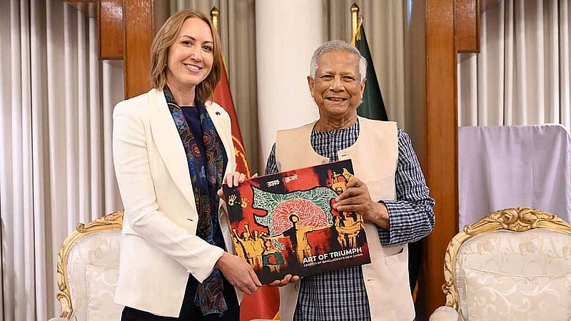 রাষ্ট্রীয় অতিথি ভবন যমুনায় প্রধান উপদেষ্টা মুহাম্মদ ইউনূসের সঙ্গে সাক্ষাতকালে তিনি অস্ট্রেলিয়ার হাই কমিশনার সুসান রাইলিকে গণঅভ্যুত্থানের পর শিক্ষার্থীদের আাঁকা দেয়াল চিত্রের ওপর প্রকাশিত বই উপহার দেন। ছবি: পিআইডি