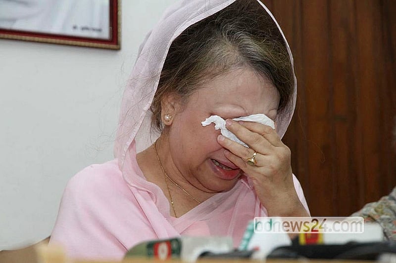 ২০১০ সালের ১৩ নভেম্বর। সেনানিবাসের মঈনুল রোডের বাড়ি থেকে উৎখাত করা হয় সাবেক প্রধানমন্ত্রী খালেদা জিয়াকে। গুলশানে দলের কার্যালয়ে এক সংবাদ সম্মেলনে কান্নায় ভেঙে পড়েন বিএনপি চেয়ারপারসন। ছবি: মুস্তাফিজ মামুন