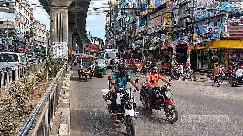 মানা থাকলেও এখন ইঞ্জিনচালিত গাড়ির সঙ্গে পাল্লা দিয়ে মূল রাস্তায় চলছে ব্যাটারিচালিত রিকশা ও ইজিবাইক। 