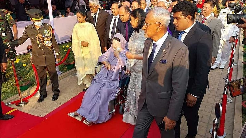 এক যুগ পর সশস্ত্র বাহিনী দিবসের অনুষ্ঠানে উপস্থিত হলেন খালেদা জিয়া।