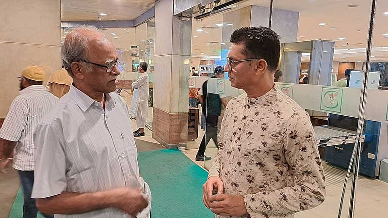 সন‌্জীদা খাতুনের মৃত্যুর খবর শুনে হাসপাতালে ছুটে আসেন গবেষক ও প্রকাশক মফিদুল হক।  